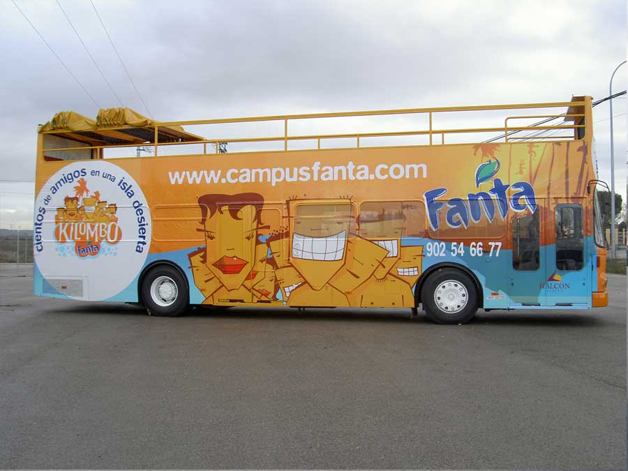 Autobús naranja estacionado con publicidad en autobuses Fanta.