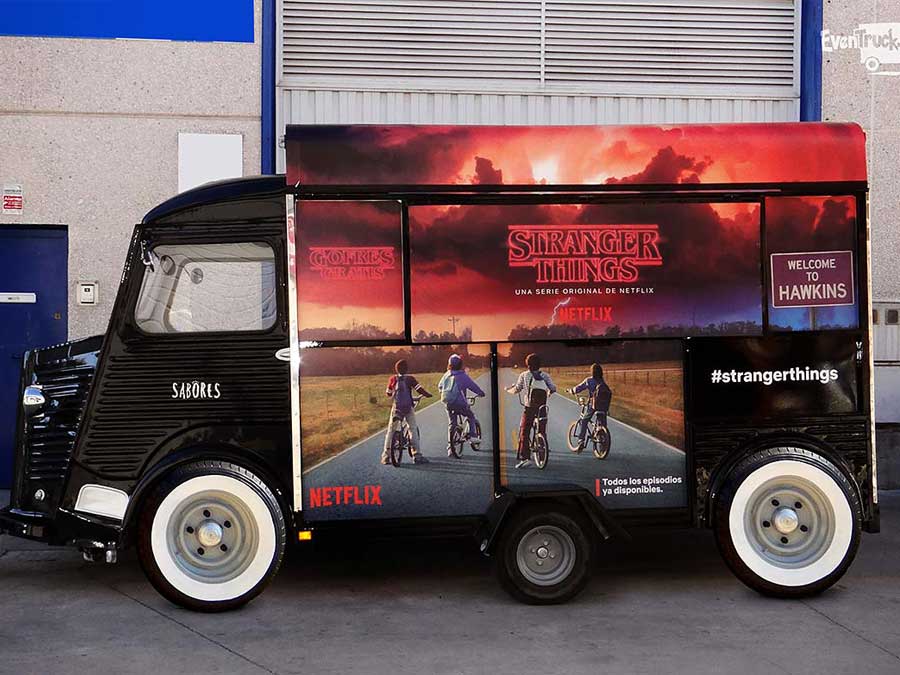 Imagen de un negro camión de comida. Utilizado para publicidad en camiones en food truck.