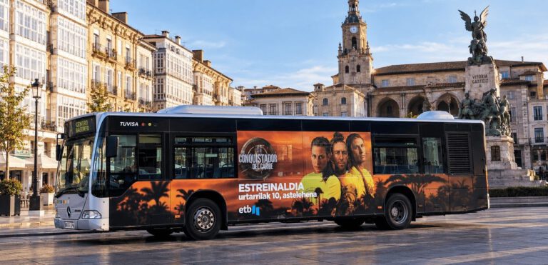 Autobús urbano de TUVISA con publicidad exterior en el lateral, circulando por Vitoria-Gasteiz
